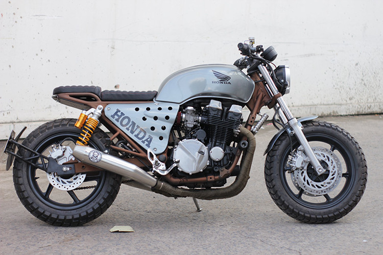 Chiếc xe môtô Honda CB750F trong bài viết này thuộc đời 1996, sau khoảng 23 năm lăn bánh - mới đây nó đã được xưởng garage Tự Thanh Đa độ lại mang phong cách scrambler classic, một phong cách cũng khá phổ biến trên những mẫu xe môtô đời mới hiện nay.