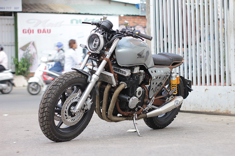 Ra đời từ năm 1969, mẫu xe môtô Honda CB750 là một trong những dòng naked-bike đặc trưng nhất của thương hiệu xe máy Nhật Bản. Tại Việt Nam, những chiếc CB750 thường thuộc thế hệ F7 với kiểu dáng naked-bike thuần, hướng tới sự thoải mái khi lái và phần nào đó có thể coi là phiên bản lớn hơn của dòng CB400 Super Four nổi tiếng.