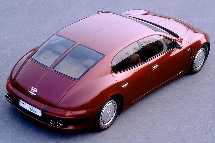 Thiết kế của EB112 gợi lên sự sang trọng của những năm 1920, 1930, nội thất hiện đại hơn với chất liệu da.