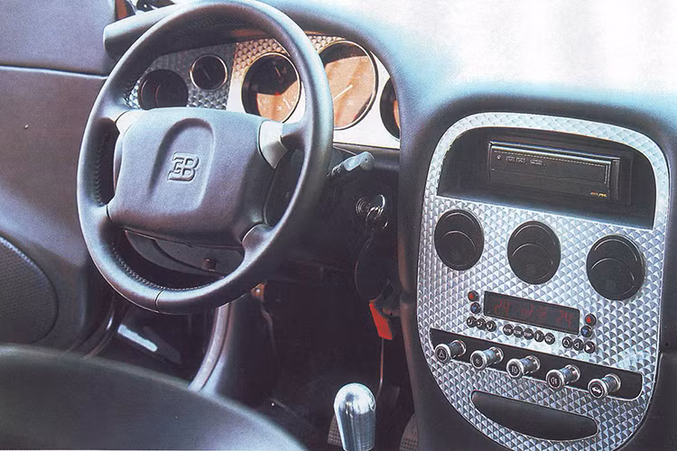 Xe sở hữu hộp số là loại số sàn 6 cấp, dẫn động 4 bánh. Trang bị trên xe so với thời điểm những năm 90 được cho là khá hiện đại và sang trọng.