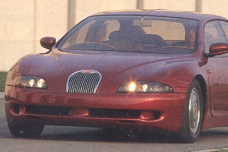 Hai chiếc EB112 đều được sản xuất dưới dạng xe prototype (bản mẫu, thử nghiệm), đây là chiếc màu mận. Còn một chiếc màu đen thuộc sở hữu của Gildo Pastor, một ông trùm bất động sản.