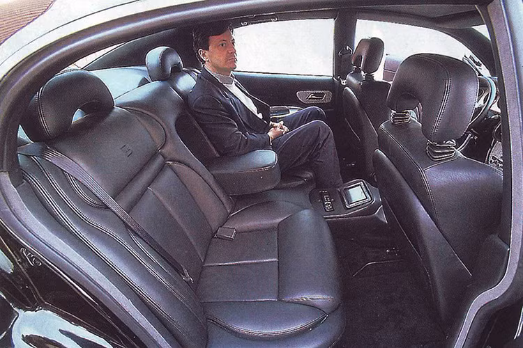 Các công nghệ trên xe gồm chống bó cứng phanh ABS, thân xe làm từ nhôm, bên cạnh khung xe carbon - là thành tựu vượt trội cho nền công nghiệp xe hơi lúc bấy giờ.