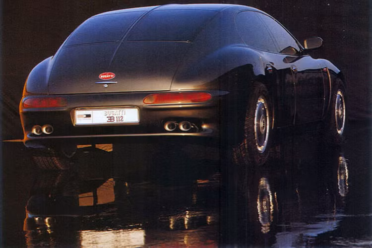 Động cơ của xe được đặt phía sau cầu trước, gần tới trọng tâm xe nên tăng khả năng kiểm soát cũng như phân bổ lực toàn diện trên xe.