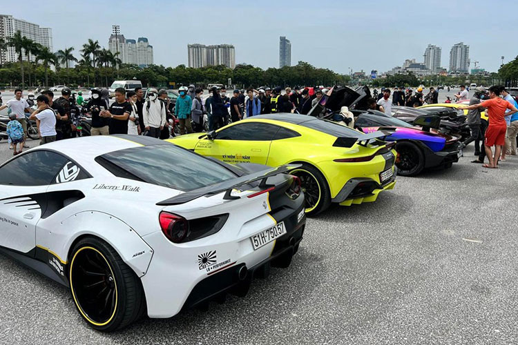 Trong dàn siêu xe khoảng hơn 10 chiếc ra Hà Nội lần này còn có Ferrari 488 GTB độ Liberty Walk, siêu xe mui trần Ferrari 488 Pista Spider...