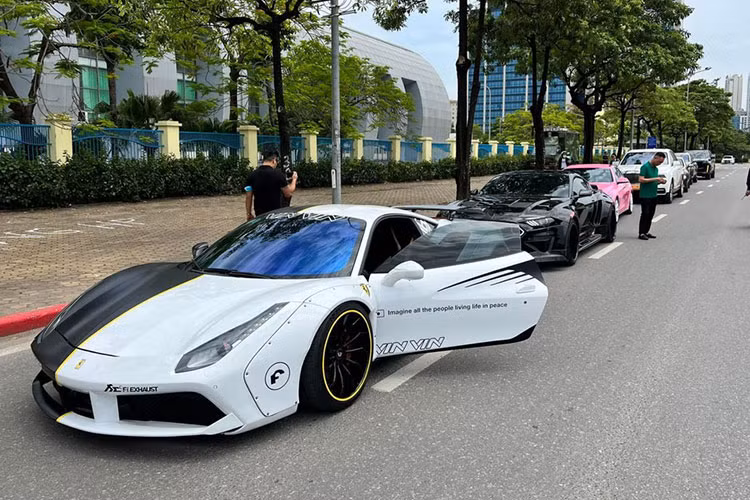 Bên cạnh đó còn có những siêu phẩm nổi bật không kém như Aston Martin V8 Vantage đầu tiên tại Việt Nam, Ferrari California T, Bentley Bentayga V8 và Bentley Mulsanne EWB...