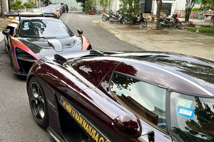 Trên thế giới, chỉ có đúng 80 chiếc Regera được xuất xưởng. Ước tính tổng số tiền mà ông Hoàng Kim Khánh sẽ phải chi để sở hữu siêu phẩm Koenigsegg Regera tại Việt Nam, sau khi nộp đầy đủ các khoản thuế phí và biển số có thể dao động từ 120 - 250 tỷ đồng (tuỳ giá xe).