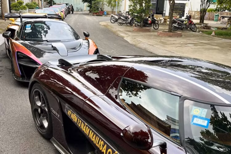 Trên thế giới, chỉ có đúng 80 chiếc Regera được xuất xưởng. Ước tính tổng số tiền mà ông Hoàng Kim Khánh sẽ phải chi để sở hữu siêu phẩm Koenigsegg Regera tại Việt Nam, sau khi nộp đầy đủ các khoản thuế phí và biển số có thể dao động từ 120 - 250 tỷ đồng (tuỳ giá xe).