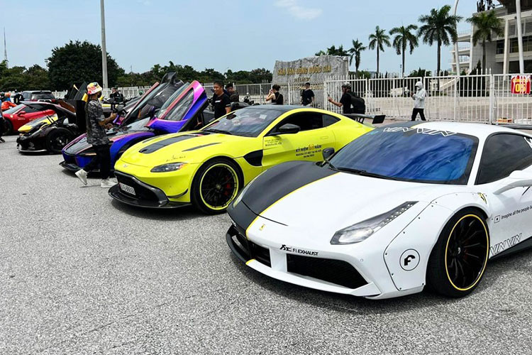 Tiếp đến là Lamborghini Aventador S được nâng cấp bodykit từ hãng độ 1016 Industries. Lamborghini Aventador S được trang bị động cơ V12, dung tích 6.5L hút khí tự nhiên, sản sinh công suất 740 mã lực và mô-men xoắn 690 Nm. "Siêu bò" có thể tăng tốc 0-100 km/h trong 3,5 giây trước khi đạt vận tốc tối đa 350 km/h.