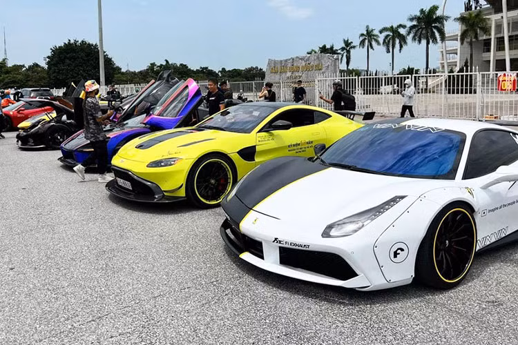 Tiếp đến là Lamborghini Aventador S được nâng cấp bodykit từ hãng độ 1016 Industries. Lamborghini Aventador S được trang bị động cơ V12, dung tích 6.5L hút khí tự nhiên, sản sinh công suất 740 mã lực và mô-men xoắn 690 Nm. "Siêu bò" có thể tăng tốc 0-100 km/h trong 3,5 giây trước khi đạt vận tốc tối đa 350 km/h.