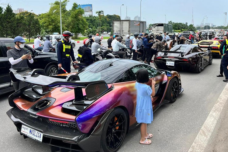 Trong khi đó, McLaren Senna có giá lăn bánh khoảng 50 tỷ đồng. Điểm ấn tượng nhất của siêu phẩm này chính là màu sơn ngoại thất Cerberus Pearl, được tạo nên bởi các sắc độ xanh - tím - vàng - cam, có thể thay đổi sắc độ theo góc nhìn. Trên thế giới, chỉ có 3 chiếc Senna (trong tổng số 500 chiếc) được hoàn thiện trong màu sơn trị giá hơn 28.000 USD.