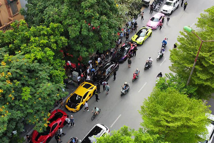 Vào ngày 3/6 vừa qua dàn siêu xe và xe sang của vợ chồng đại gia Hoàng Kim Khánh đã có mặt tại Hà Nội. Dàn siêu xe 350 tỷ này đã nối đuôi nhau đi qua nhiều tuyến phố tại Hà Nội. Nhiều người đi đường không thoái khỏi sự thu hút của âm thanh phát ra từ những cỗ máy hàng trăm mã lực.