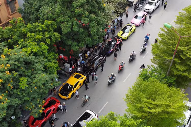 Vào ngày 3/6 vừa qua dàn siêu xe và xe sang của vợ chồng đại gia Hoàng Kim Khánh đã có mặt tại Hà Nội. Dàn siêu xe 350 tỷ này đã nối đuôi nhau đi qua nhiều tuyến phố tại Hà Nội. Nhiều người đi đường không thoái khỏi sự thu hút của âm thanh phát ra từ những cỗ máy hàng trăm mã lực.