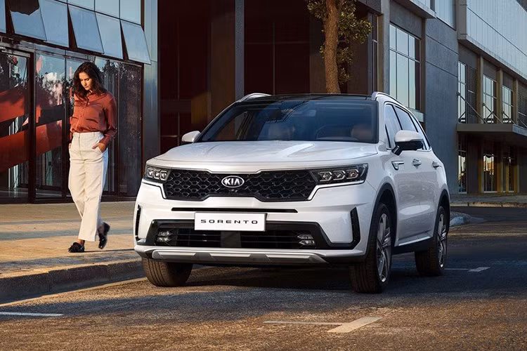 Kia tại Việt Nam chưa cung cấp bất cứ thông tin chính thức nào liên quan đến Kia Sorento thế hệ mới. Tuy nhiên, hiện Kia tại Việt Nam chưa cung cấp bất cứ thông tin chính thức nào liên quan đến Kia Sorento thế hệ mới. Căn cứ vào hình ảnh mẫu xe mới vừa ra mắt thị trường quốc tế, các chuyên gia nhận định Kia Sorento thế hệ mới sắp về nước sẽ có sự thay đổi mạnh mẽ về thiết kế nội/ngoại thất cũng như công nghệ...