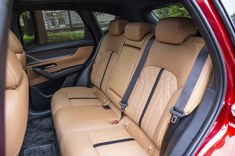 Ngoài ra xe còn có màn hình hiển thị thông tin kính lái HUD và màn hình cảm ứng trung tâm 10,25 inch hoặc 12,3 inch, hỗ trợ Android Auto/Apple CarPlay. Thêm vào đó là điều hòa tự động 2 vùng với cửa gió dành cho hàng ghế sau, tính năng sưởi ở mọi vị trí, ghế lái chỉnh điện 10 hướng/nhớ vị trí, cửa sổ trời toàn cảnh Panorama và hệ thống âm thanh Bose 12 loa tùy chọn.