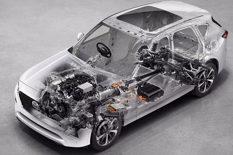 Cuối cùng là hệ truyền động plug-in hybrid, bao gồm máy xăng Skyactiv-G 4 xi-lanh, hút khí tự nhiên, dung tích 2.5L, 1 mô-tơ điện, cụm pin lithium-ion và hệ dẫn động 4 bánh toàn thời gian i-Activ. Hệ truyền động này tạo ra công suất tổng cộng 319 mã lực tại tua máy 6.000 vòng/phút và mô-men xoắn cực đại 500 Nm tại tua máy 4.000 vòng/phút.