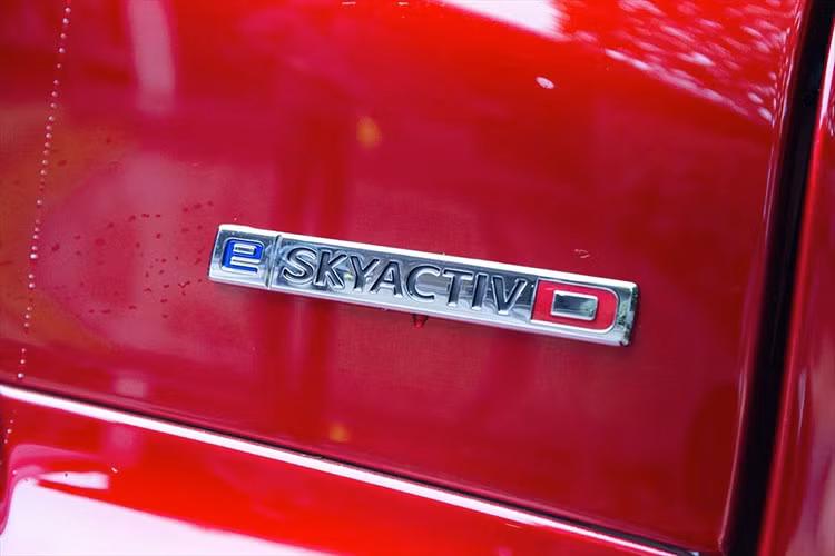 Thứ ba là động cơ xăng SkyActiv-G 4 xi-lanh, dung tích 2.5L, sản sinh công suất tối đa 185 mã lực tại tua máy 6.000 vòng/phút và mô-men xoắn cực đại 250 Nm tại tua máy 3.000 vòng/phút.