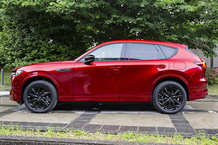 Trong đó, được đặt mua nhiều nhất là phiên bản hybrid diesel - điện với tỷ lệ 43%. Tỷ lệ đặt mua của phiên bản máy xăng là 15%, máy dầu là 37% và PHEV là 5%. Như vậy, riêng 2 phiên bản có động cơ diesel đã chiếm đến 80% lượng đơn đặt hàng của Mazda CX-60 2023.