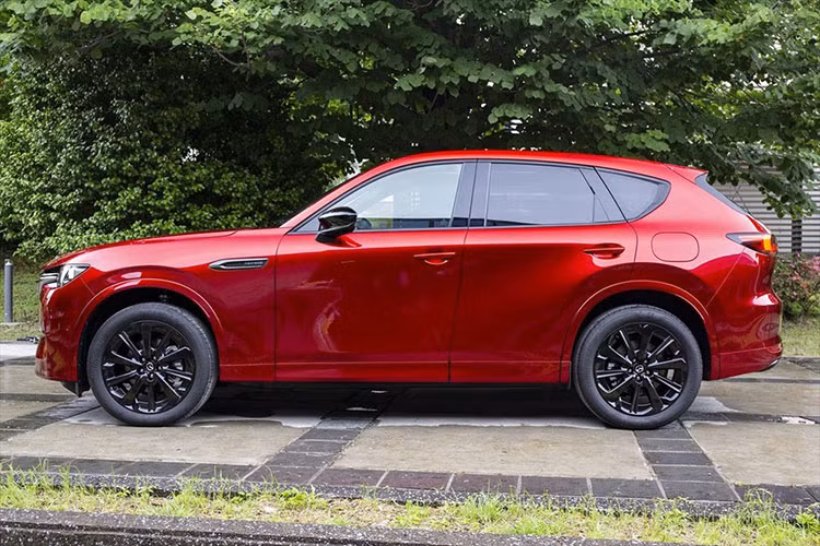 Trong đó, được đặt mua nhiều nhất là phiên bản hybrid diesel - điện với tỷ lệ 43%. Tỷ lệ đặt mua của phiên bản máy xăng là 15%, máy dầu là 37% và PHEV là 5%. Như vậy, riêng 2 phiên bản có động cơ diesel đã chiếm đến 80% lượng đơn đặt hàng của Mazda CX-60 2023.