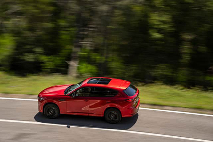 Bên ngoài, mẫu xe Mazda CX-60 2023 này được trang bị hệ thống đèn LED từ trước ra sau và các loại vành hợp kim với đường kính từ 18 - 20 inch. Trong khi đó, bên trong xe là nội thất 5 chỗ ngồi với thiết kế khá sang trọng nhờ chất liệu da và ốp gỗ. 