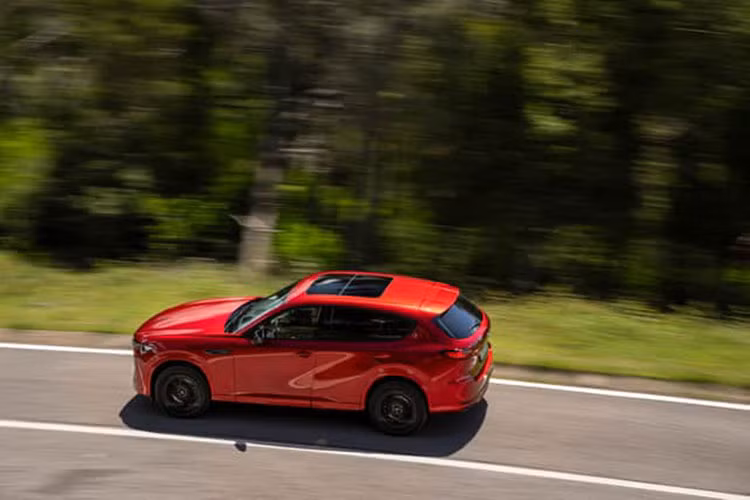 Bên ngoài, mẫu xe Mazda CX-60 2023 này được trang bị hệ thống đèn LED từ trước ra sau và các loại vành hợp kim với đường kính từ 18 - 20 inch. Trong khi đó, bên trong xe là nội thất 5 chỗ ngồi với thiết kế khá sang trọng nhờ chất liệu da và ốp gỗ. 