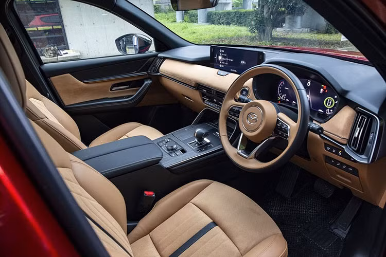 Dù dùng động cơ nào, Mazda CX-60 2023 cũng được trang bị hộp số tự động 8 cấp tiêu chuẩn. Ngoài ra, xe còn được trang bị hệ dẫn động 1 cầu hoặc 2 cầu, tùy phiên bản. Tỷ lệ đặt mua các phiên bản dẫn động 2 cầu của mẫu xe này cũng vượt trội hơn hẳn với 69% người chọn.