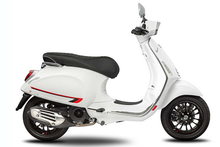 Về mặt thiết kế, Vespa Sprint S 150 2020 mới có ngoại hình giống các model Sprint S 125. Xe có 2 tùy chọn màu sơn là trắng hoặc đen. Đi kèm đó là các chi tiết màu đỏ tạo điểm nhấn ở hốc còi, tem trang trí thân xe, logo S trên bánh xe và lò xo phía sau.