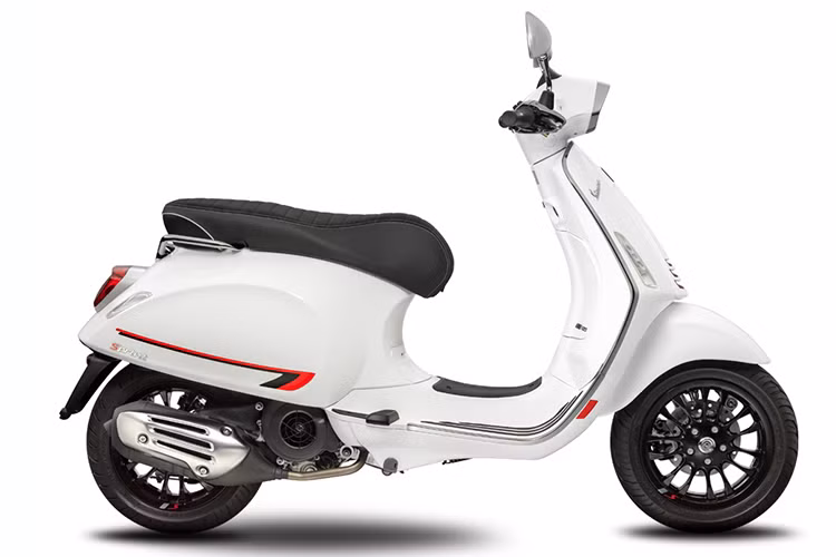 Về mặt thiết kế, Vespa Sprint S 150 2020 mới có ngoại hình giống các model Sprint S 125. Xe có 2 tùy chọn màu sơn là trắng hoặc đen. Đi kèm đó là các chi tiết màu đỏ tạo điểm nhấn ở hốc còi, tem trang trí thân xe, logo S trên bánh xe và lò xo phía sau.