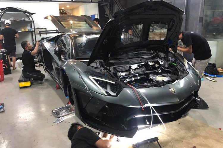 Sau 3 ngày được những người thợ của Liberty Walk bay từ Nhật Bản qua độ, chiếc Lamborghini Aventador LP700-4 tại Sài Gòn đã được "lột xác" hoàn toàn với bộ body kit bản giới hạn Aventador Limited Edition 50. Tổng chi phí cho bản độ này được đồn đoán khoảng 3 tỷ đồng.