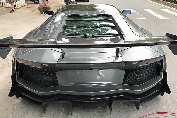 Ngoài ra, hãng độ Nhật Bản cũng mang đến nhiều đồ chơi cho chiếc Aventador Limited Edition 50 mới "ra lò" này như mâm Forgiato và phuộc nâng hạ gầm của Air Rex. Siêu xe này có thể hạ gầm sát mặt đất, khi đó, mâm xe sẽ hơi choãi vào trong để vòm bánh xe hạ sát với lốp.