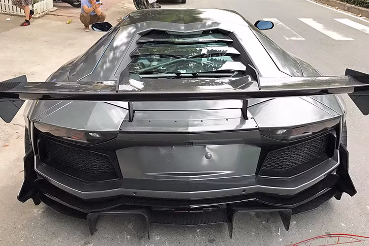 Ngoài ra, hãng độ Nhật Bản cũng mang đến nhiều đồ chơi cho chiếc Aventador Limited Edition 50 mới "ra lò" này như mâm Forgiato và phuộc nâng hạ gầm của Air Rex. Siêu xe này có thể hạ gầm sát mặt đất, khi đó, mâm xe sẽ hơi choãi vào trong để vòm bánh xe hạ sát với lốp.