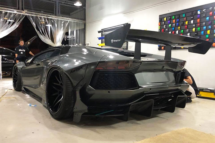 Bộ bodykit Lamborghini Aventador Limited Edition 50 vẫn được hãng độ Liberty Walk trình diễn kỹ thuật độ quen thuộc của mình với các vòm bánh xe độ được cố định lên xe bằng đinh tán. Chưa hết, hãng độ Nhật Bản còn thiết kế lại nắp capô sợi carbon trước cho siêu xe này với 2 hốc gió lớn khoẻ khoắn, cản va trước hoàn toàn mới.
