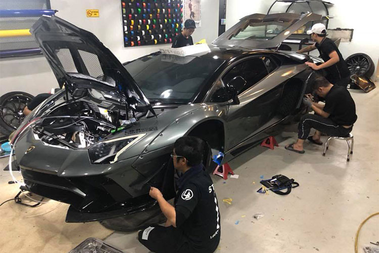 Như vậy, trên thế giới sẽ chỉ còn đúng 19 bộ bodykit cho siêu xe Lamborghini Aventador Limited Edition 50 dành cho các chủ nhân nào có "máu" đam mê độ xe. Ngoài ra, Liberty Walk còn dành riêng cho thị trường quê nhà, Nhật Bản 30 bộ Aventador Limited Edition 50.
