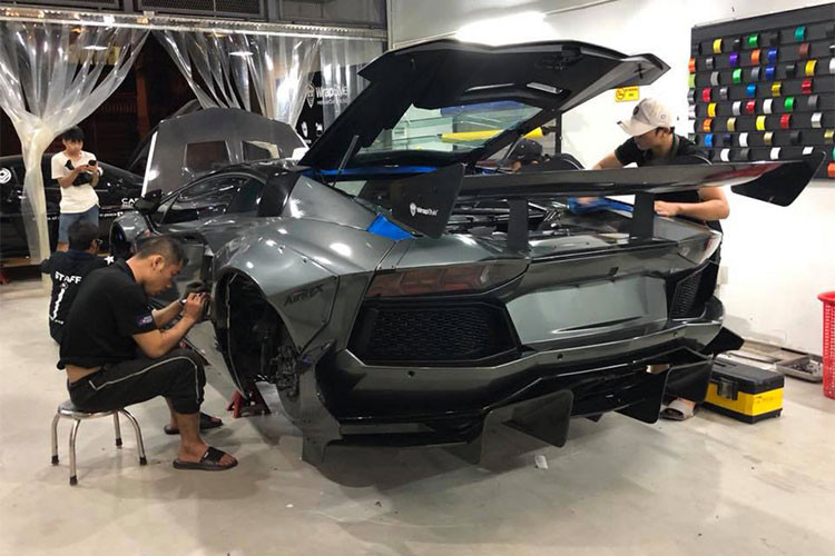 Bản độ có tên Lamborghini Aventador Limited Edition 50, tuy nhiên, không phải ai cũng may mắn được hãng Liberty Walk đồng ý thực hiện gói bodykit siêu hiếm này. Chính vì thế, một chủ nhân siêu xe Lamborghini Aventador LP700-4 tại Việt Nam đã khiến không ít bạn bè mê siêu xe trên thế giới ngưỡng mộ khi mới trở thành 1 trong 20 người được chọn.