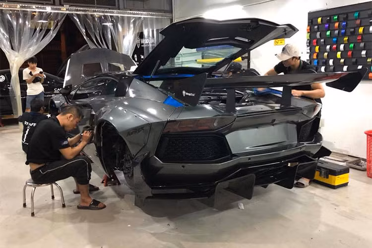 Bản độ có tên Lamborghini Aventador Limited Edition 50, tuy nhiên, không phải ai cũng may mắn được hãng Liberty Walk đồng ý thực hiện gói bodykit siêu hiếm này. Chính vì thế, một chủ nhân siêu xe Lamborghini Aventador LP700-4 tại Việt Nam đã khiến không ít bạn bè mê siêu xe trên thế giới ngưỡng mộ khi mới trở thành 1 trong 20 người được chọn.