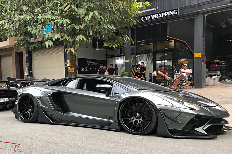 Trang bị cuối cùng trên siêu xe độ giới hạn Lamborghini Aventador Limited Edition 50 Liberty Walk độc nhất vô nhị tại Việt Nam chính là ống xả độ FI. Đáng tiếc Liberty Walk không đụng chạm gì đến động cơ xe. Nguyên bản "siêu bò" sử dụng khối động cơ V12, dung tích 6.5 lít, sản sinh công suất tối đa 700 mã lực và mô-men xoắn cực đại 690 Nm.
