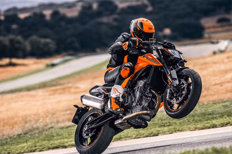 Mẫu môtô thể thao này còn được hãng xe máy KTM trang bị hàng loạt thiết bị điện tử làm tiêu chuẩn như, cùng hệ thống chống bó cứng phanh hai kênh ABS Bosch 9MP, hệ thống kiểm soát bám đường và 4 chế độ lái. Trong đó đáng chú ý là chế độ Supermoto cho phép lái xe tắt tính năng ABS bánh sau, cho phép trượt theo những pha cua góc nguy hiểm.