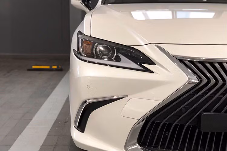 Bước sang thế hệ thứ 7 hoàn toàn mới, Lexus ES mới được hãng xe Nhật Bản lấy cảm hứng thiết kế từ dòng LS. Diện mạo mới của mẫu sedan cỡ trung trở nên sắc sảo và sang trọng hơn trước. Cụm lưới tản nhiệt tạo hình con suốt cỡ lớn, kết hợp với cụm đèn pha LED tích hợp đèn LED chiếu sáng ban ngày làm nổi bật phần đầu chiếc sedan.