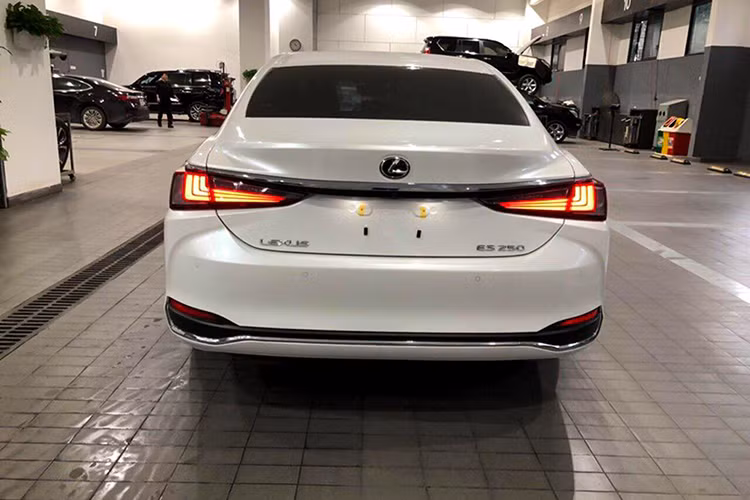 ES 2019 thế hệ mới đã chuyển sang sử dụng nền tảng khung gầm toàn cầu Toyota New Global Architecture K (TNGA-K platform) mới của hãng xe Nhật Bản, nền tảng mới này sử dụng thép cường độ cao giúp giảm trọng lượng với tăng độ cứng xoắn ngang với khung gầm được sử dụng trên dòng Lexus LS thế hệ mới.