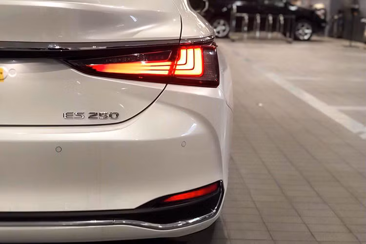 Phần đuôi xe của ES 2019 được tinh chỉnh với đèn hậu LED thanh mảnh và hiện đại hơn. Ở phân khúc hạng sang, Lexus với LS và mới nhất là ES cho thấy cá tính rõ nét hơn trong thiết kế, điều mà bộ ba Mercedes E-class, BMW series 5 hay Audi A6 phân tách rõ ràng. 