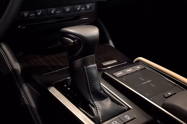 Về động cơ, phiên bản Lexus ES250 2019 được nhập về Việt Nam sử dụng động cơ xăng Atkinson 4 xy-lanh thẳng hàng (I4) dung tích 2.5L (2.487cc) hút khí tự nhiên (N/A) cho công suất tối đa 207 mã lực tại 6.600v/p và mô-men xoắn cực đại 247Nm có được từ vòng tua máy 5.000 v/p. Sức mạnh được truyền xuống cầu trước (FWD) thông qua hộp số tự động 8 cấp (8 AT) mới.