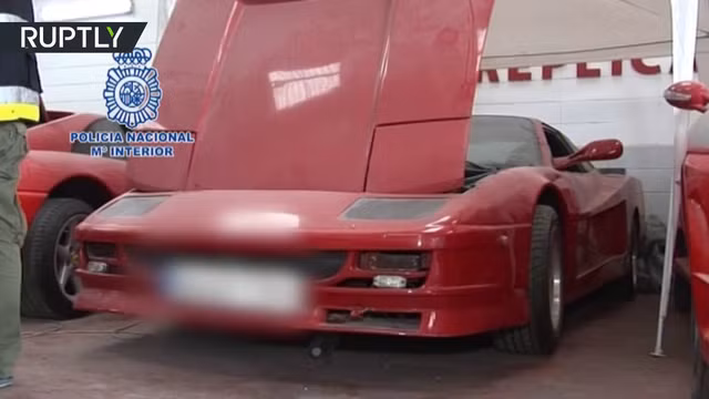 Tại xưởng sản xuất, cảnh sát đã tìm thấy 14 chiếc xe "nhái" khác nhau, tất cả đều giống xe Ferrari và Lamborghini.