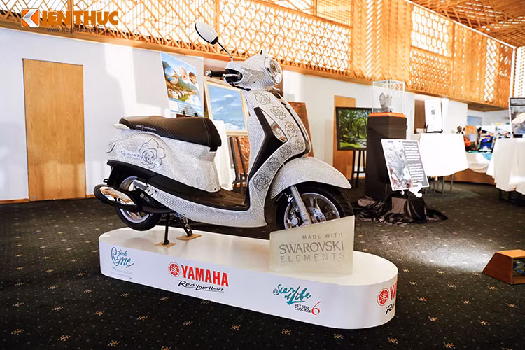 Ngày 27/5 vừa qua, chiếc xe tay ga Yamaha Grande Swarovski đã được hãng xe Nhật Bản mang đến TP HCM cho chương trình đấu giá gây quỹ Vết sẹo cuộc đời (do đại sứ quỹ Nhịp tim Việt Nam Ngô Thanh Vân cùng chương trình Nhịp tim Việt Nam của quỹ từ thiện Vinacapital Foundation tổ chức) quyên góp.