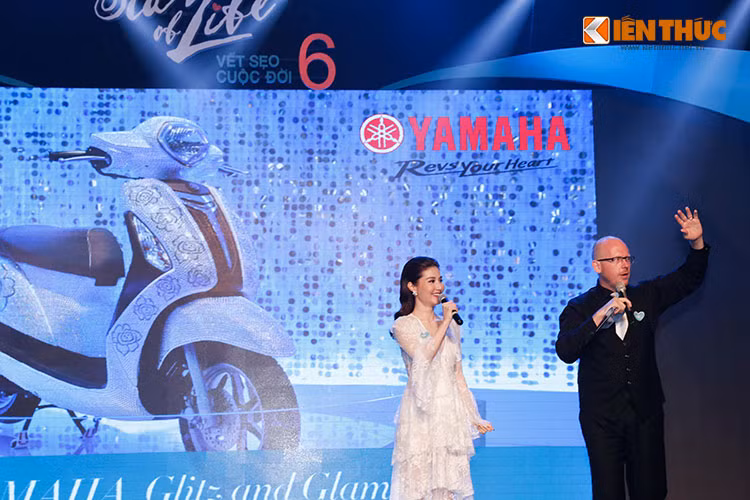 Bên cạnh đó, trong chương trình đấu giá từ thiện này - chiếc xe tay ga Yamaha Grande Swarovski đã được chốt mua với giá lên tới 18.000USD (tức 405 triệu đồng). Danh tính người mua hiện vẫn chưa được công bố.