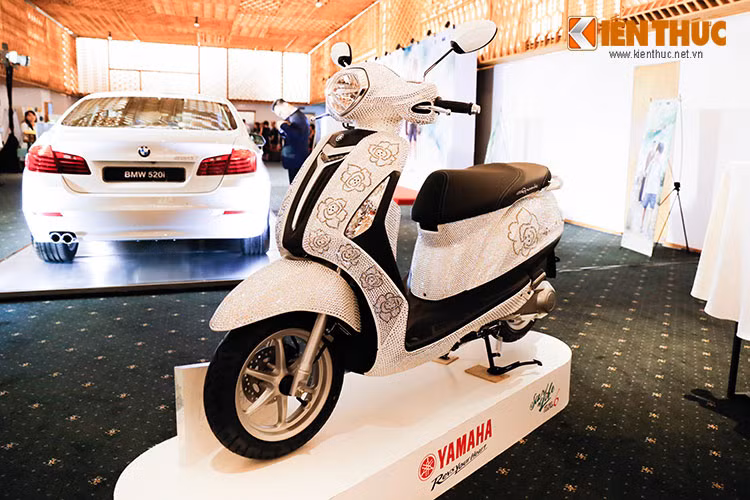 Swarovski là loại pha lê nổi tiếng thế giới về chất lượng và phong cách thời trang, toàn bộ nguyên liệu Swarovski đính trên chiếc Yamaha Grande đều được nhập từ Áo và được chứng nhận bởi chính hãng Swarovski.