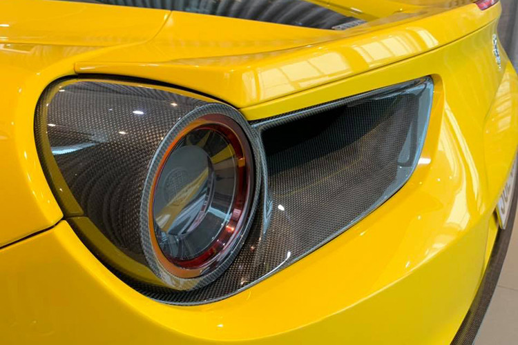 Những hình ảnh chụp lại chiếc siêu xe Ferrari 488 GTB màu vàng lên gói độ body kit của Novitec Rosso cho thấy phần đuôi xe chưa có sự thay đổi ấn tượng nào so với xe nguyên bản. Chỉ có duy nhất ốp đèn hậu mới bằng carbon. Có vẻ như siêu xe này vẫn đang trong quá trình hoàn thiện bản độ của mình.