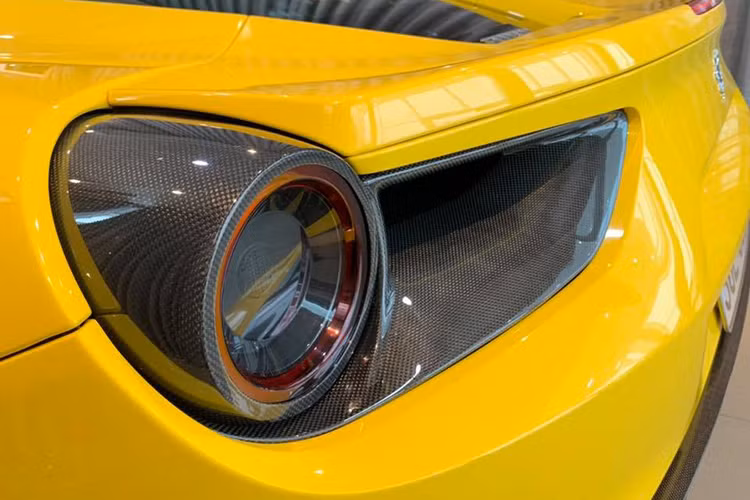 Những hình ảnh chụp lại chiếc siêu xe Ferrari 488 GTB màu vàng lên gói độ body kit của Novitec Rosso cho thấy phần đuôi xe chưa có sự thay đổi ấn tượng nào so với xe nguyên bản. Chỉ có duy nhất ốp đèn hậu mới bằng carbon. Có vẻ như siêu xe này vẫn đang trong quá trình hoàn thiện bản độ của mình.