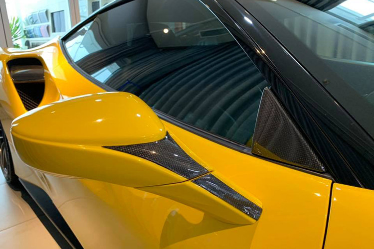 Như vậy, sau 3 năm được đưa về nước, chiếc siêu xe Ferrari 488 GTB độ Novitec Rosso này thuộc sở hữu của một doanh nhân ở Hà Nội đã được làm mới ngoại thất bằng cách độ body kit của hãng Novitec Rosso.