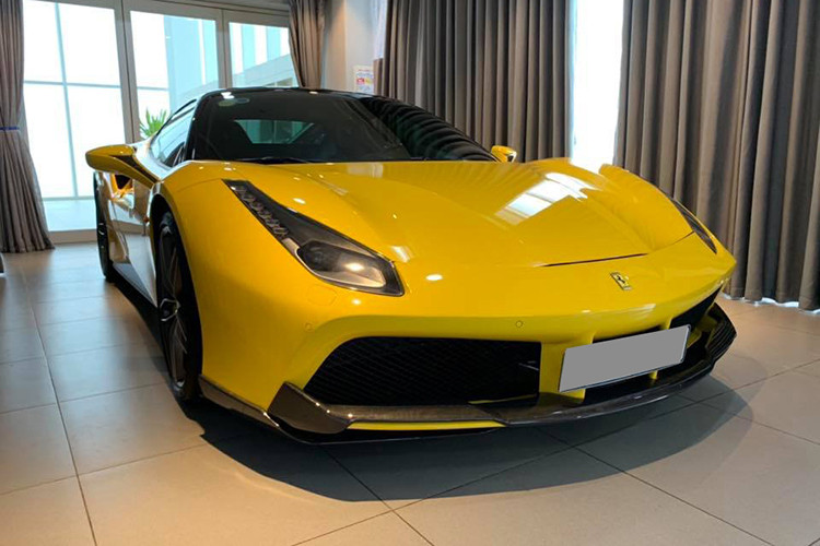 Số lượng những chiếc siêu xe Ferrari 488 GTB tại Việt Nam hơn 15 chiếc. Điều thú vị là có hơn 2/3 số "siêu ngựa" này đã được các chủ nhân độ lại body kit hầm hố của các hãng như Liberty Walk, Pogea Racing, Misha Designs, SVR, Mansory hay Novitec Rosso.