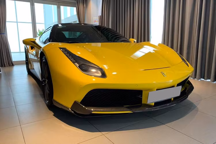 Số lượng những chiếc siêu xe Ferrari 488 GTB tại Việt Nam hơn 15 chiếc. Điều thú vị là có hơn 2/3 số "siêu ngựa" này đã được các chủ nhân độ lại body kit hầm hố của các hãng như Liberty Walk, Pogea Racing, Misha Designs, SVR, Mansory hay Novitec Rosso.