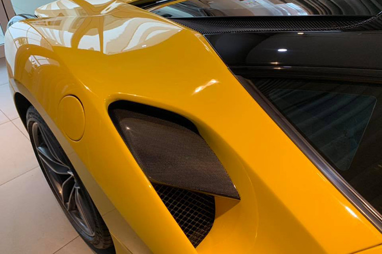 Hiện đây là chiếc siêu xe Ferrari 488 GTB tại Việt Nam thứ 3 mang gói độ của Novitec Rosso. Bộ body kit độ của chiếc siêu xe Ferrari 488 GTB màu vàng chỉ có cản va trước bằng sợi carbon, chân gương, hốc gió bên hông được tô điểm thêm sợi carbon để tạo điểm nhấn với bộ áo màu vàng Giallo Modena của xe. 